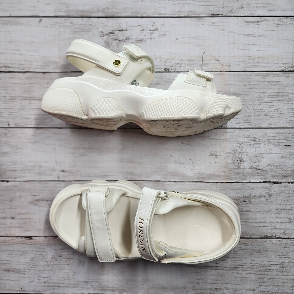 Sz 9 WMNS JORDAN Deja Sandal Sail Metallic Gold FN5036 100 - Pre-Owned